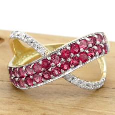 Anel com 26 Rubis e 12 Diamantes, em Ouro Amarelo 18 Kilates